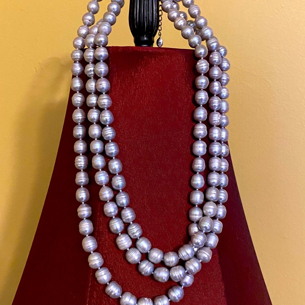 NWOT TRIPLE STRAND FRESHWATER PEARL NECKLACE